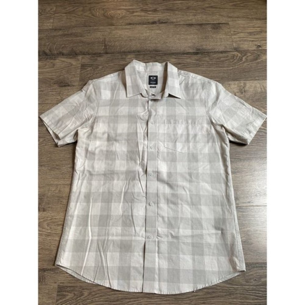 EUC Mens Oakley Regular Fit Short‎ Sleeve Button Up Grey Top Size M